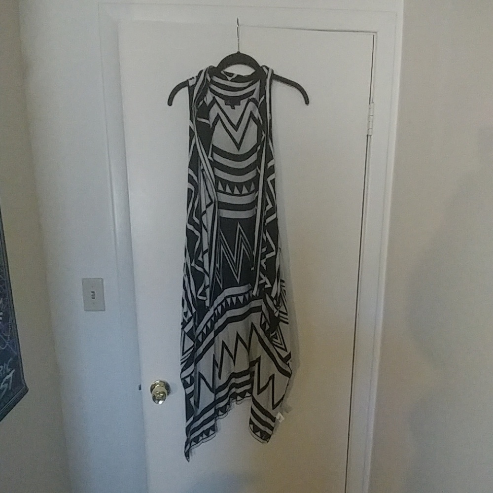 *Long Black and White geomtric Sleeveless Cardigan